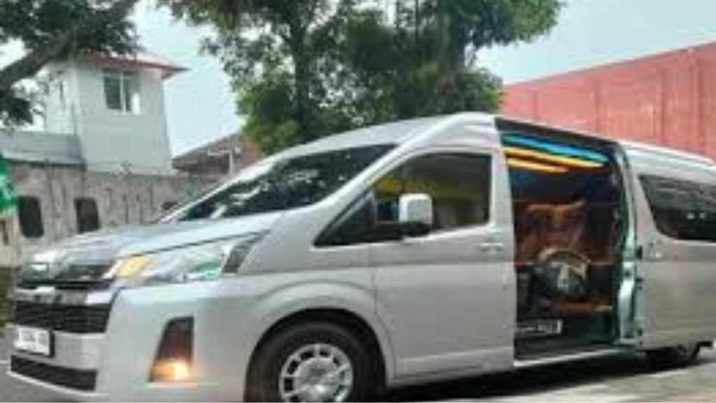 Hiace Luxury adalah varian Toyota Hiace yang sudah dimodifikasi khusus menjadi kelas premium atau eksekutif (VIP).