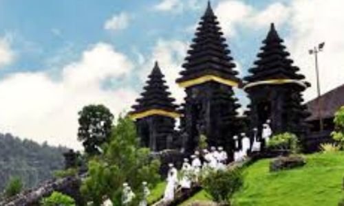 Menggali Makna Tirta Yatra: Wisata Spiritual yang Mengubah Hati